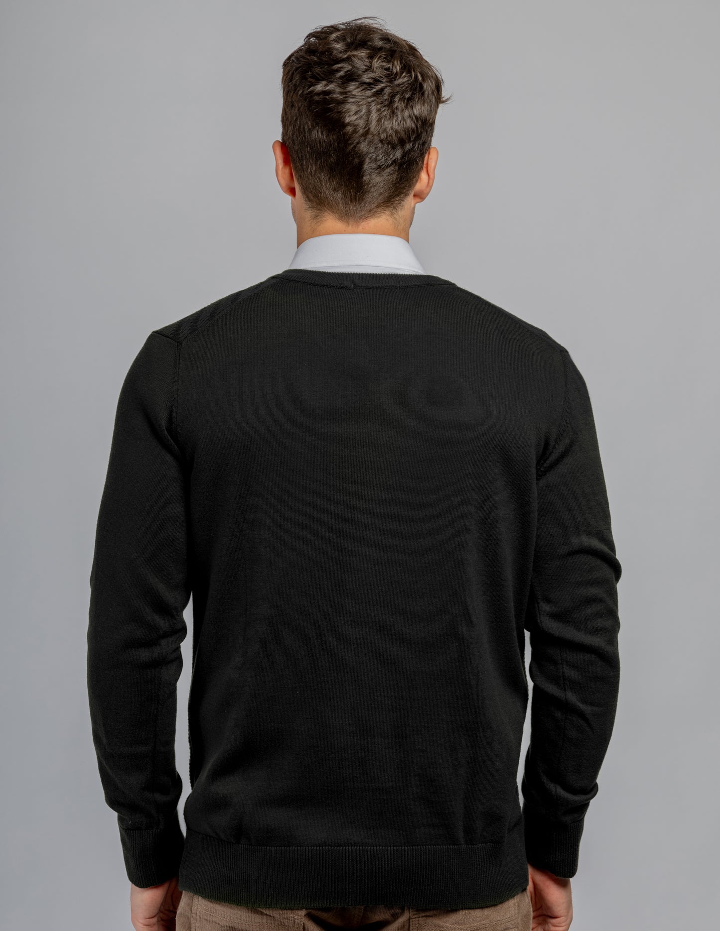 Black V-neck links pullover