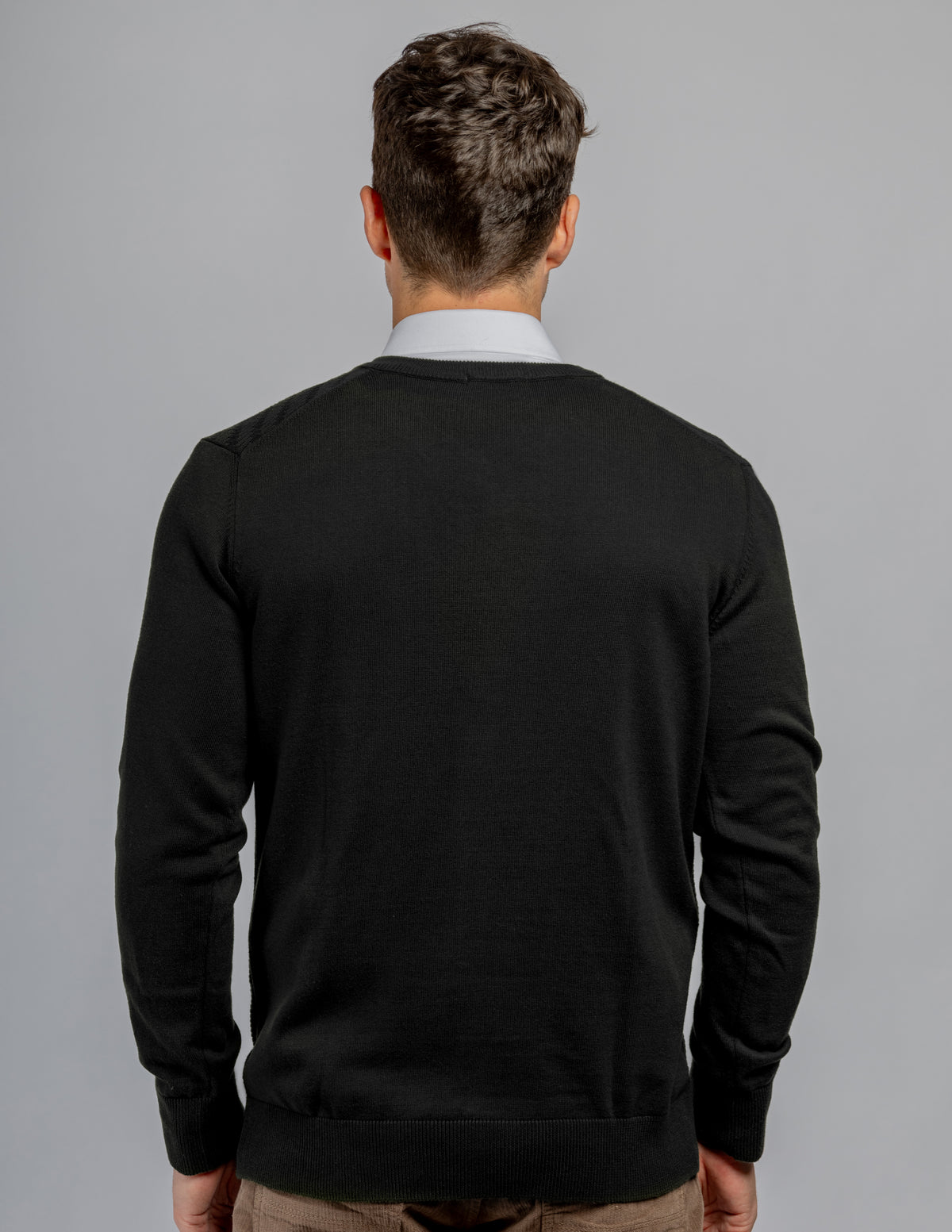 Black V-neck links pullover