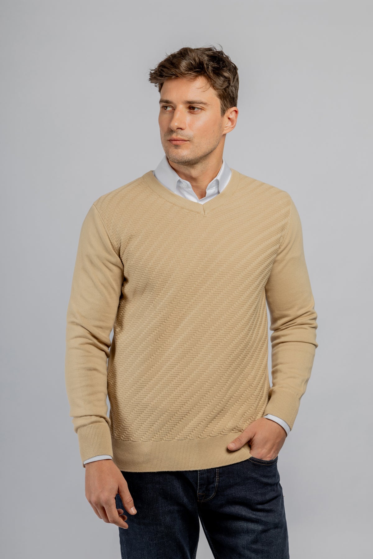 Beige V-neck links pullover