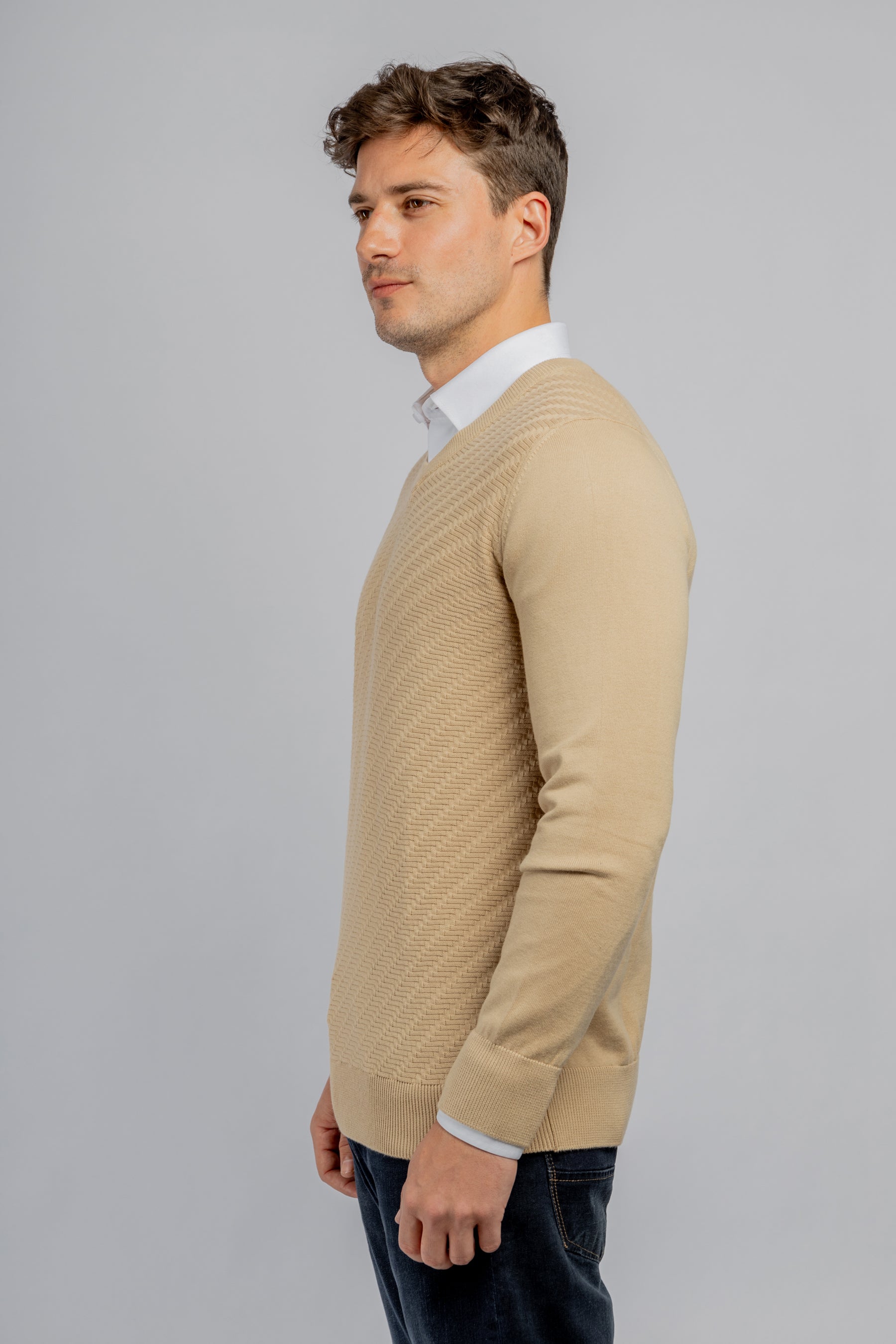 Beige V-neck links pullover