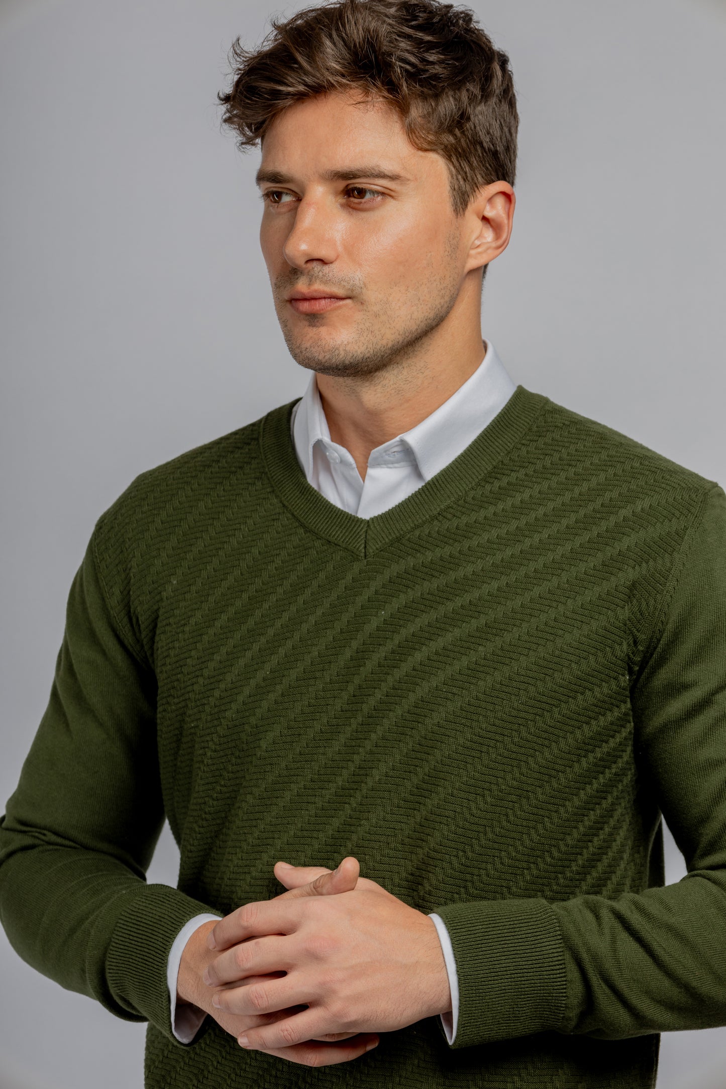 Olive green V-neck links pullover